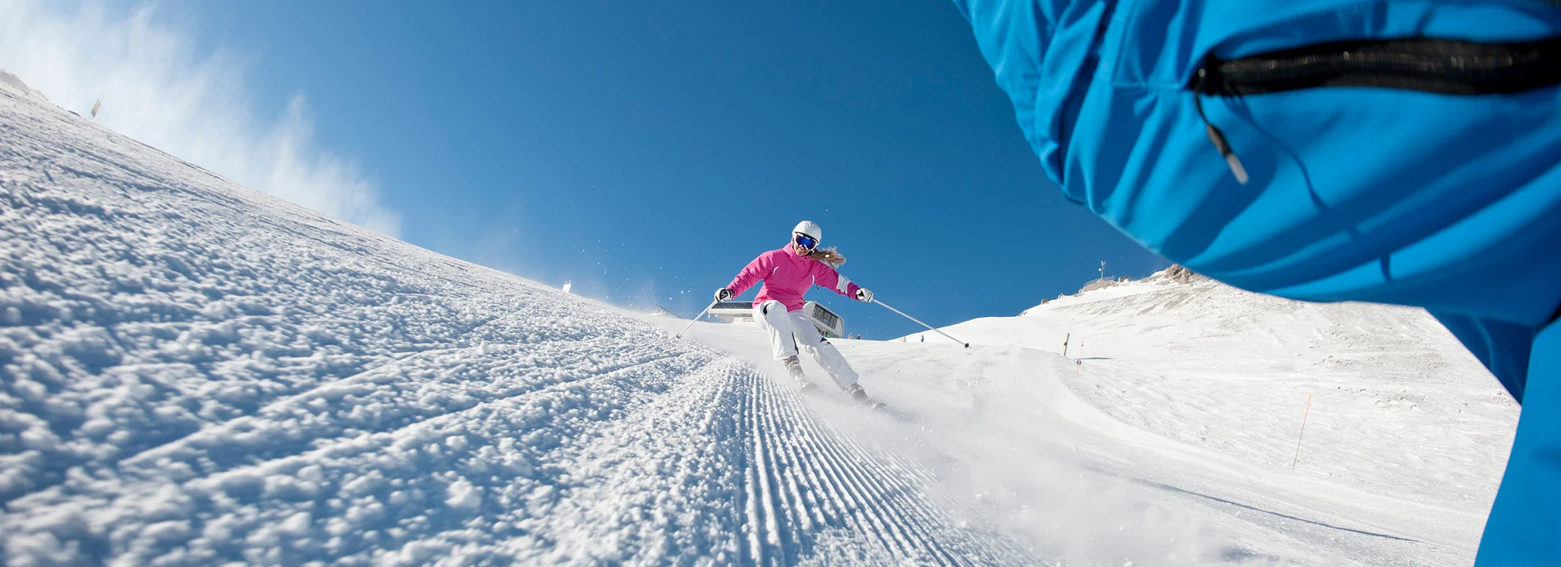 Skifahrerin auf frisch präparierter Piste beim Pre-Season Training