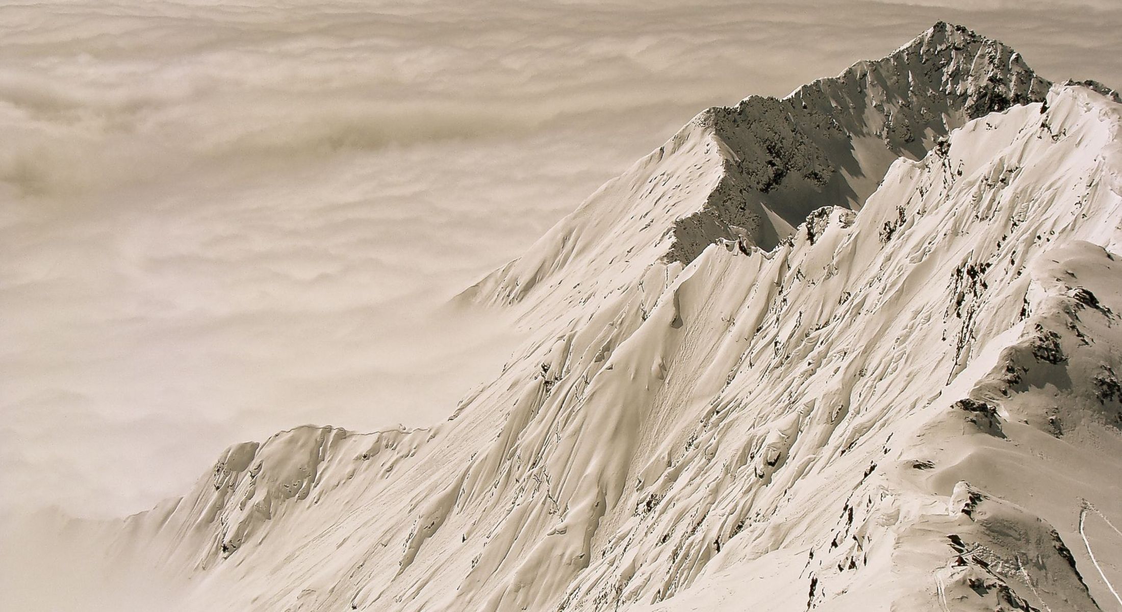 Berggrat über einem Nebelmeer in den Alpen