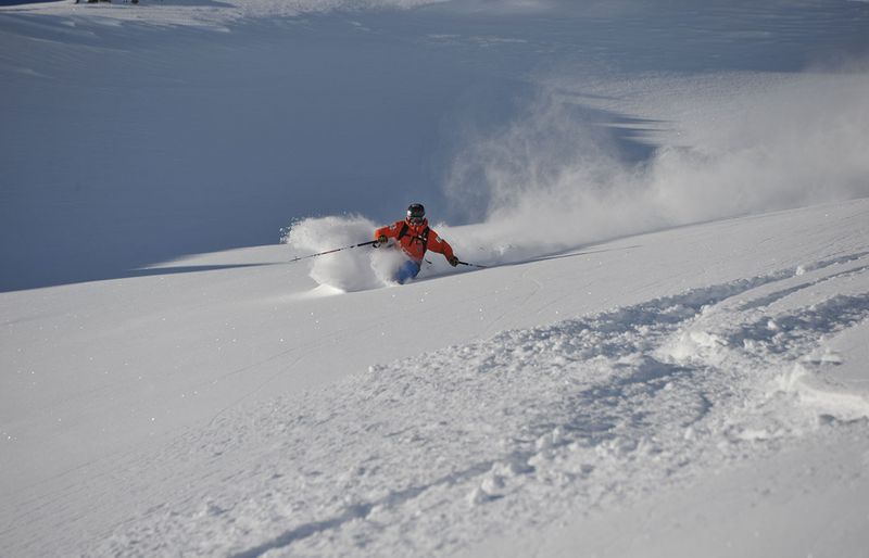 Freerider im Tiefschnee mit Schneefahne