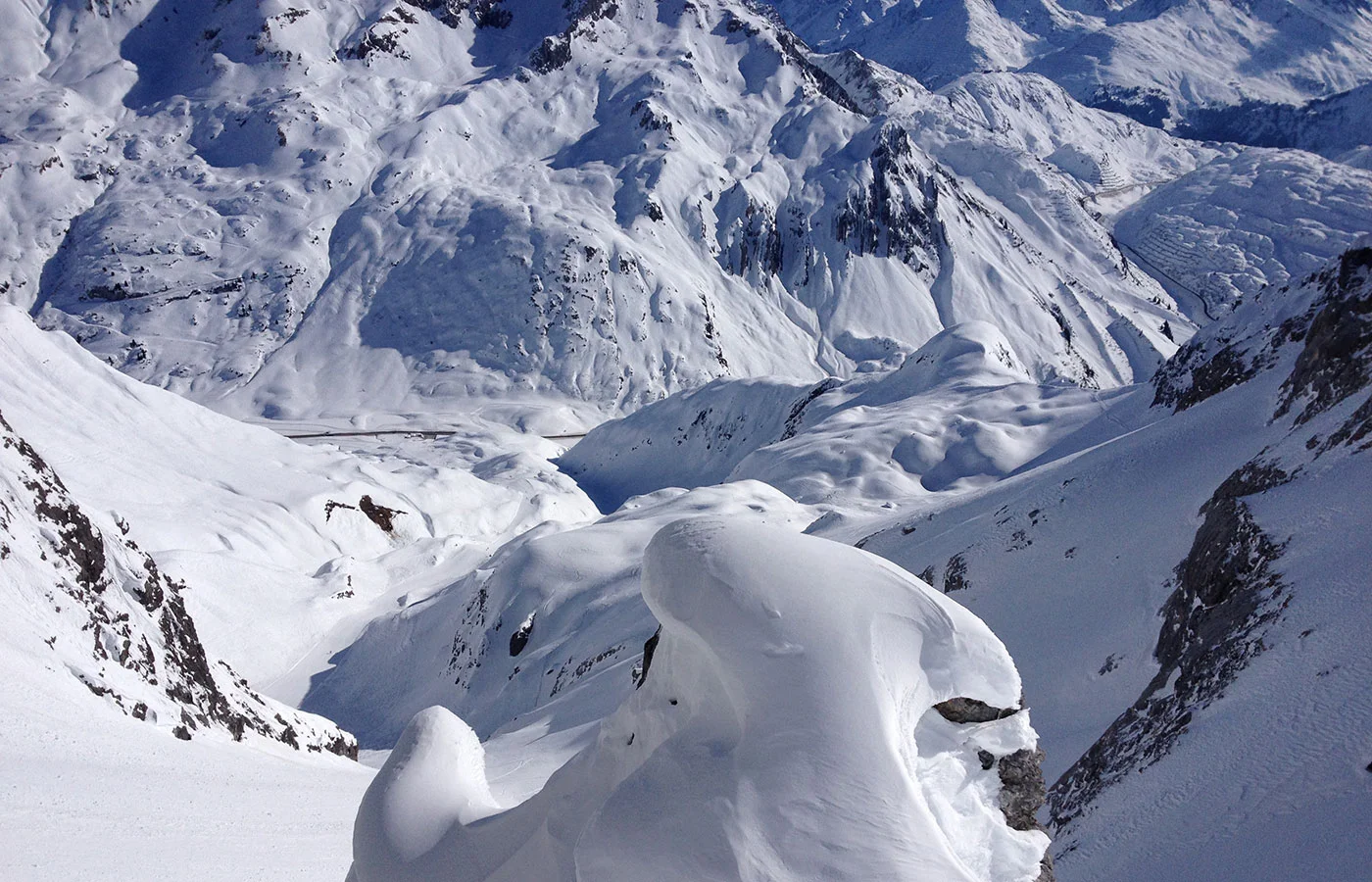 Schneewechte über einem tief verschneiten Hochtal – Lawinengefahr erkennen