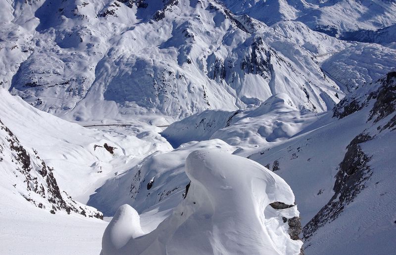 Schneewechte über einem tief verschneiten Hochtal – Lawinengefahr erkennen