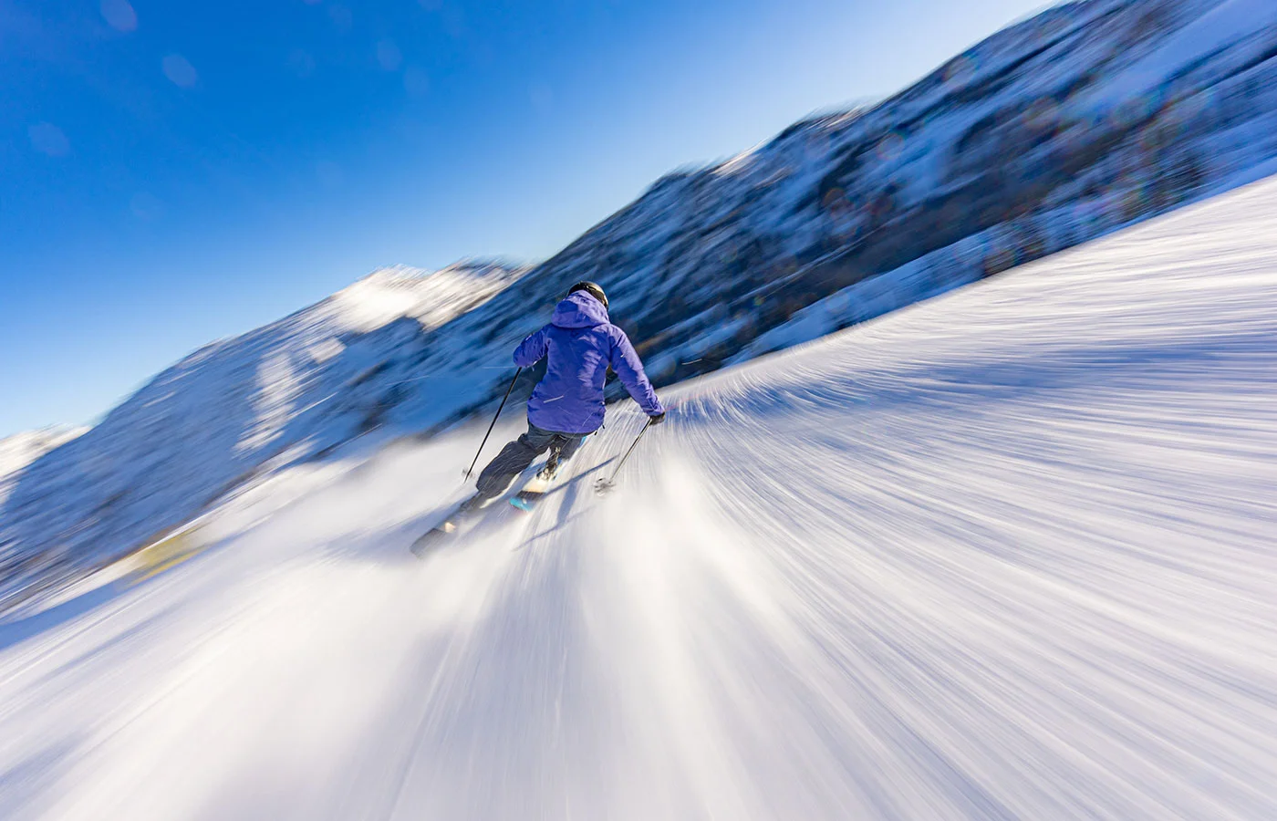 Skifahrerin mit hoher Geschwindigkeit auf der Piste – Ski Performance