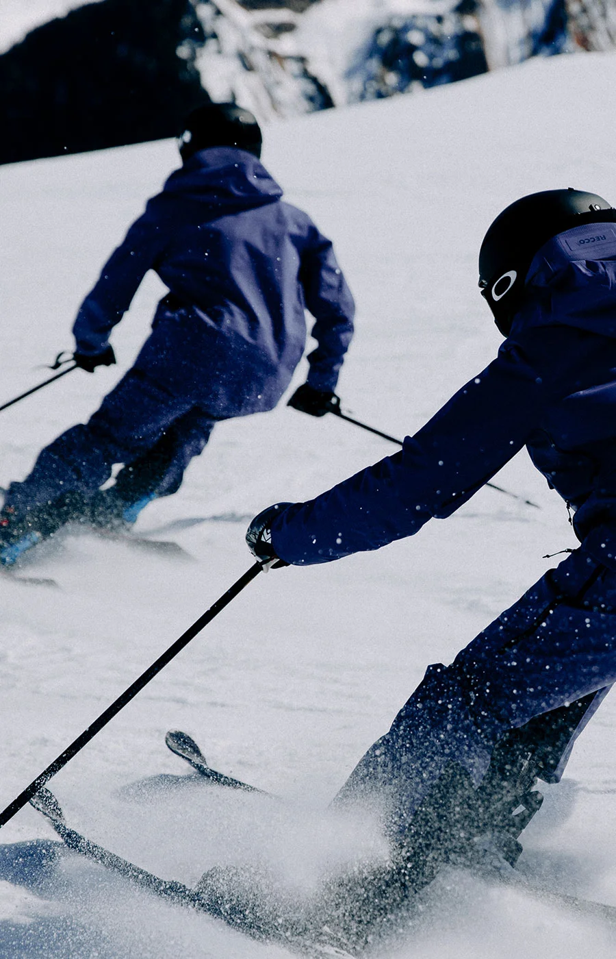 Zwei Skifahrer fahren dicht hintereinander – Techniktraining im Skicoaching
