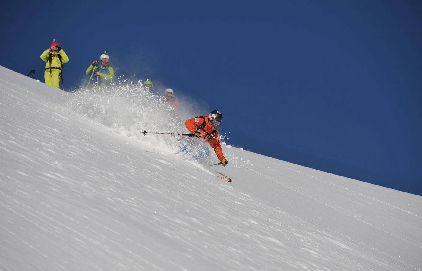 Freeride-Gruppe im steilen Tiefschneehang