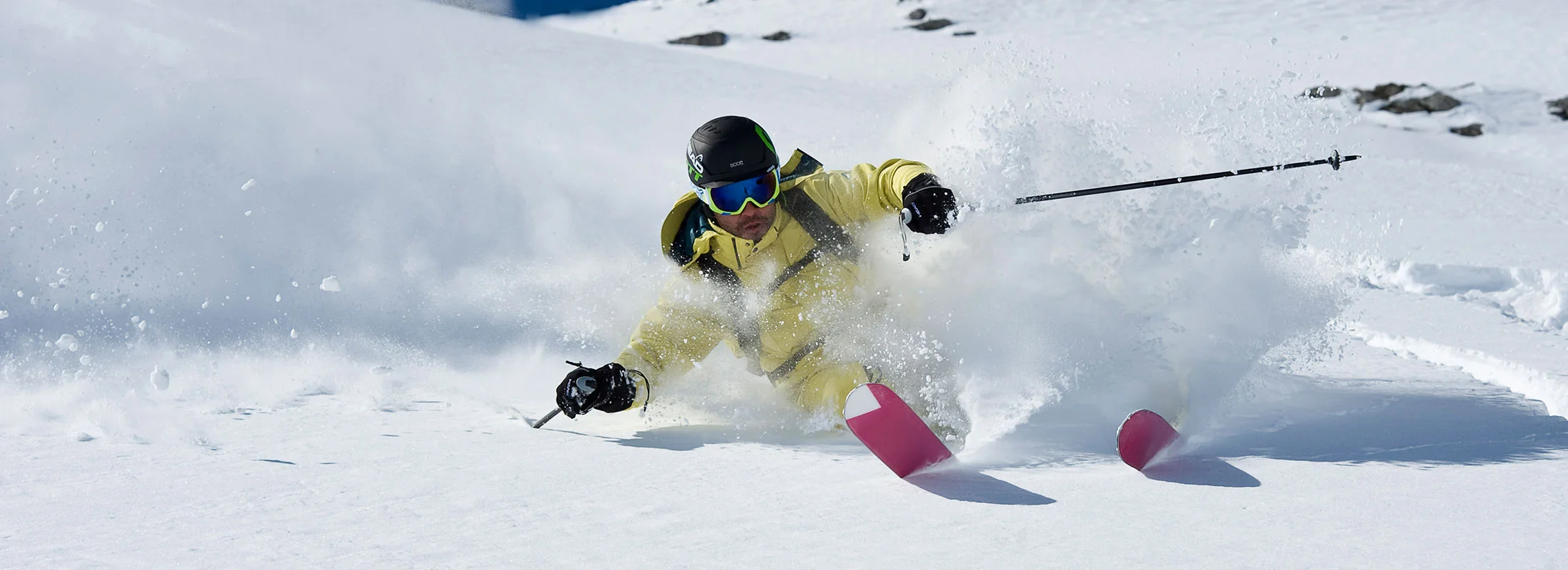 Freerider im gelben Anzug im Tiefschnee – individuelles Skicoaching