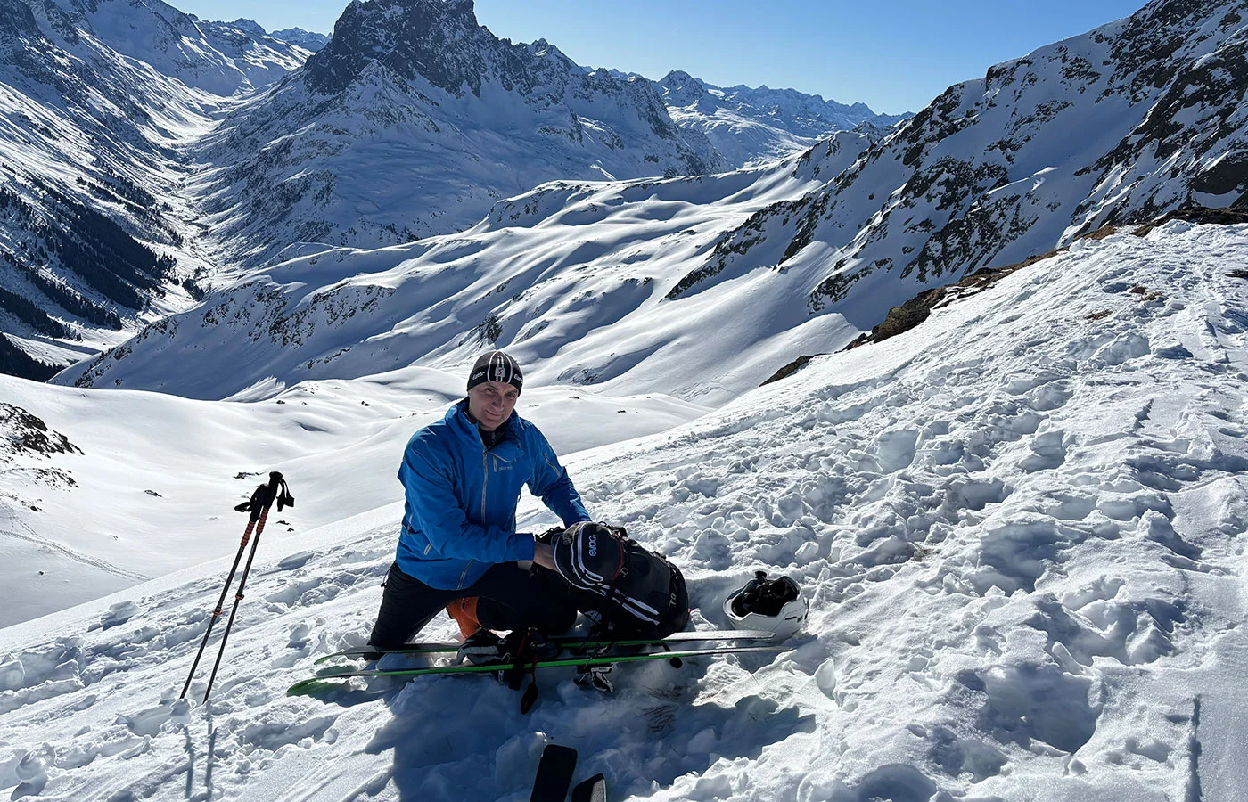 Skitourengeher bei der Pause im verschneiten Hochtal