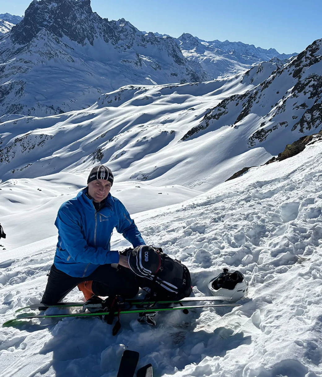 Skitourengeher bei der Pause im verschneiten Hochtal